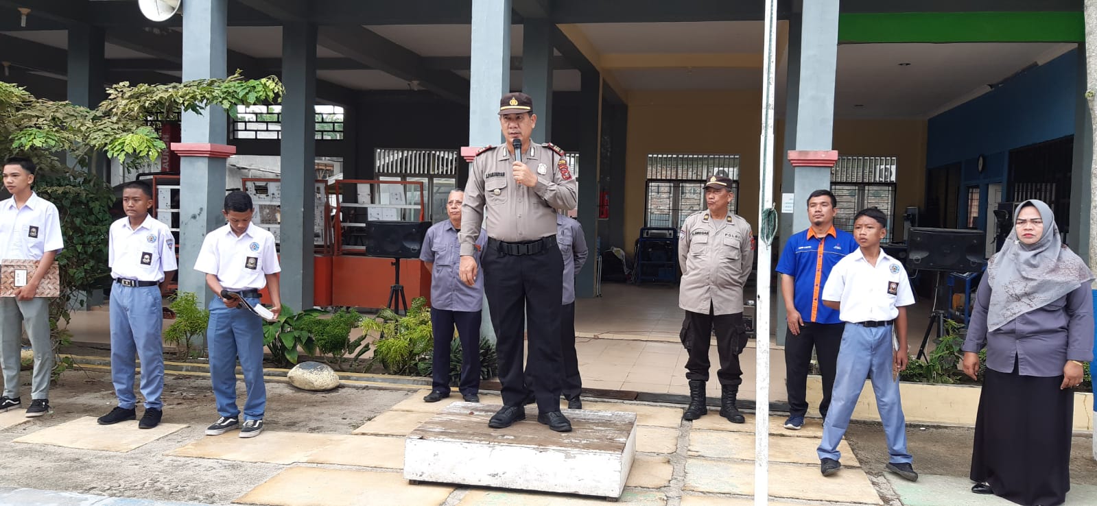 Kapolsek Perdagangan Mengajak Siswa/i SMK Satrya Budi 1 Perdagangan untuk Mematuhi Aturan Berkendara Kapolsek Perdagangan Mengajak Siswa/i SMK Satrya Budi 1 Perdagangan untuk Mematuhi Aturan Berkendara