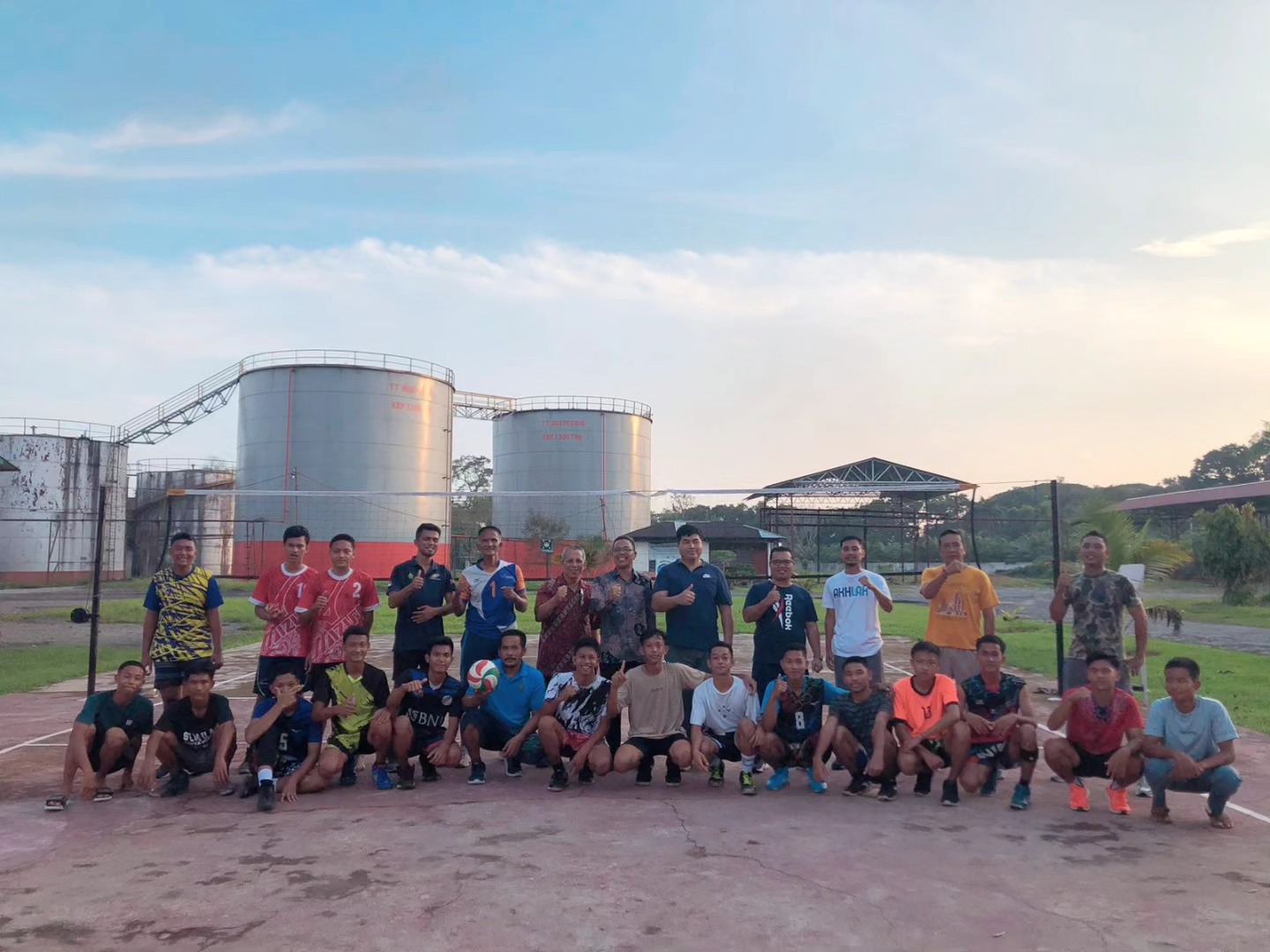 Latih-Tanding Volly Persahabatan antara Siswa SMK Swasta Satrya Budi 1 Perdagangan dan Karyawan PKS Gunung Bayu