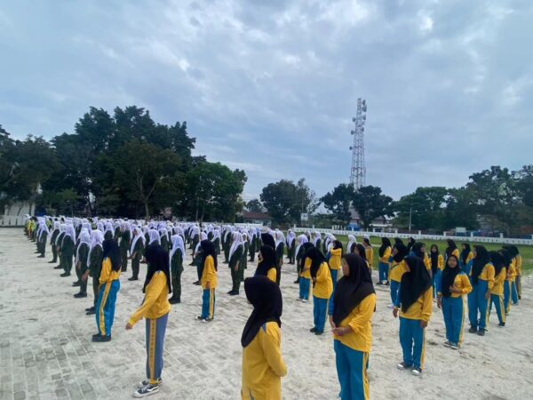 Menghadiri Undangan Senam Bersama di Kantor Camat Bandar: Siswi SMK Swasta Satrya Budi 1 Perdagangan Beraksi