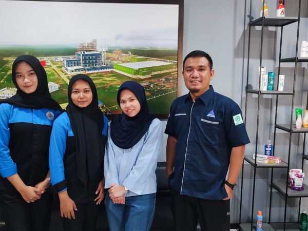 Pemberangkatan dan Penyerahan Dua Siswi SMK Swasta Satrya Budi 1 Perdagangan untuk PKL di PT. Unilever Oleochemical Indonesia Pemberangkatan dan Penyerahan Dua Siswi SMK Swasta Satrya Budi 1 Perdagangan untuk PKL di PT. Unilever Oleochemical Indonesia