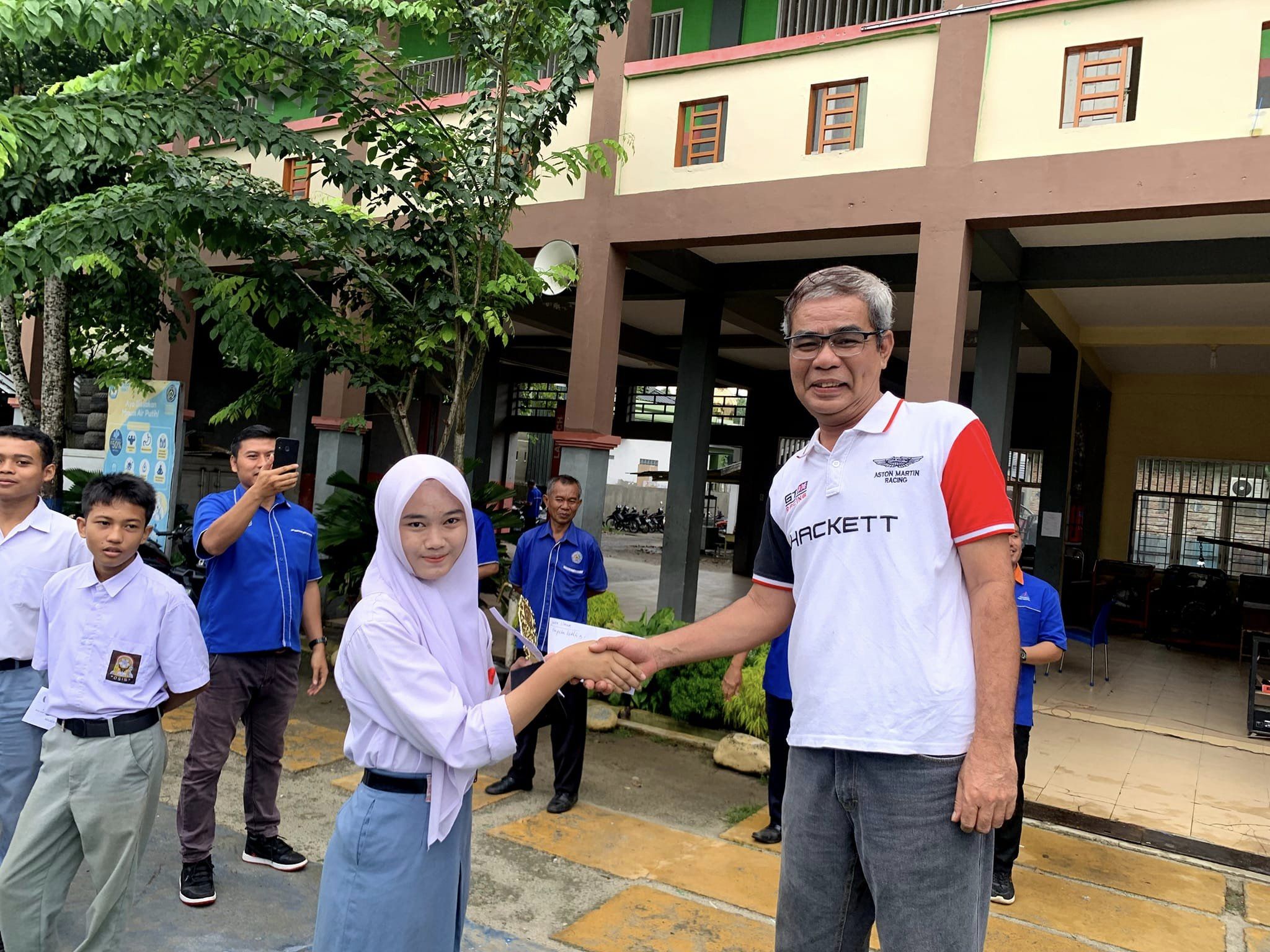 Pengumuman Juara dan Pemberian Hadiah Perlombaan dalam Memeriahkan HUT Kemerdekaan RI ke-79