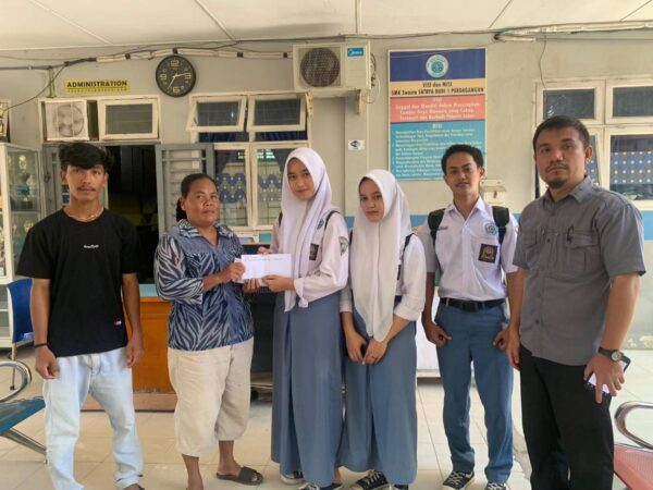 OSIS SMK Swasta Satrya Budi 1 Perdagangan Menyalurkan Donasi untuk Siswa yang Mengalami Kecelakaan