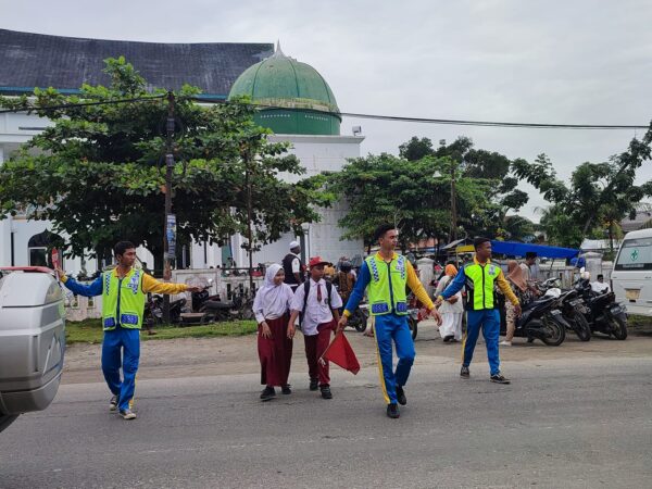 Patroli Keamanan Sekolah (PKS) SMK Swasta Satrya Budi 1 Perdagangan Bantu Pengguna Jalan pada Kegiatan Maulid Nabi Muhammad SAW di Masjid Al Munawarah