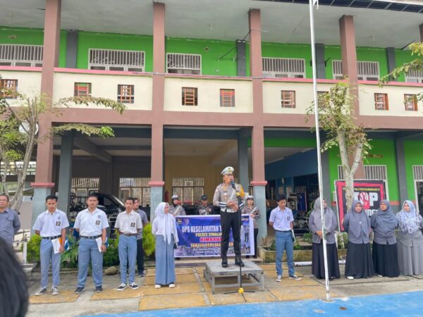 Police Goes To School: Kasat Lantas Polres Simalungun Beri Penyuluhan Tertib Lalu Lintas di SMK Swasta Satrya Budi 1 Perdagangan Police Goes To School: Kasat Lantas Polres Simalungun Beri Penyuluhan Tertib Lalu Lintas di SMK Swasta Satrya Budi 1 Perdagangan