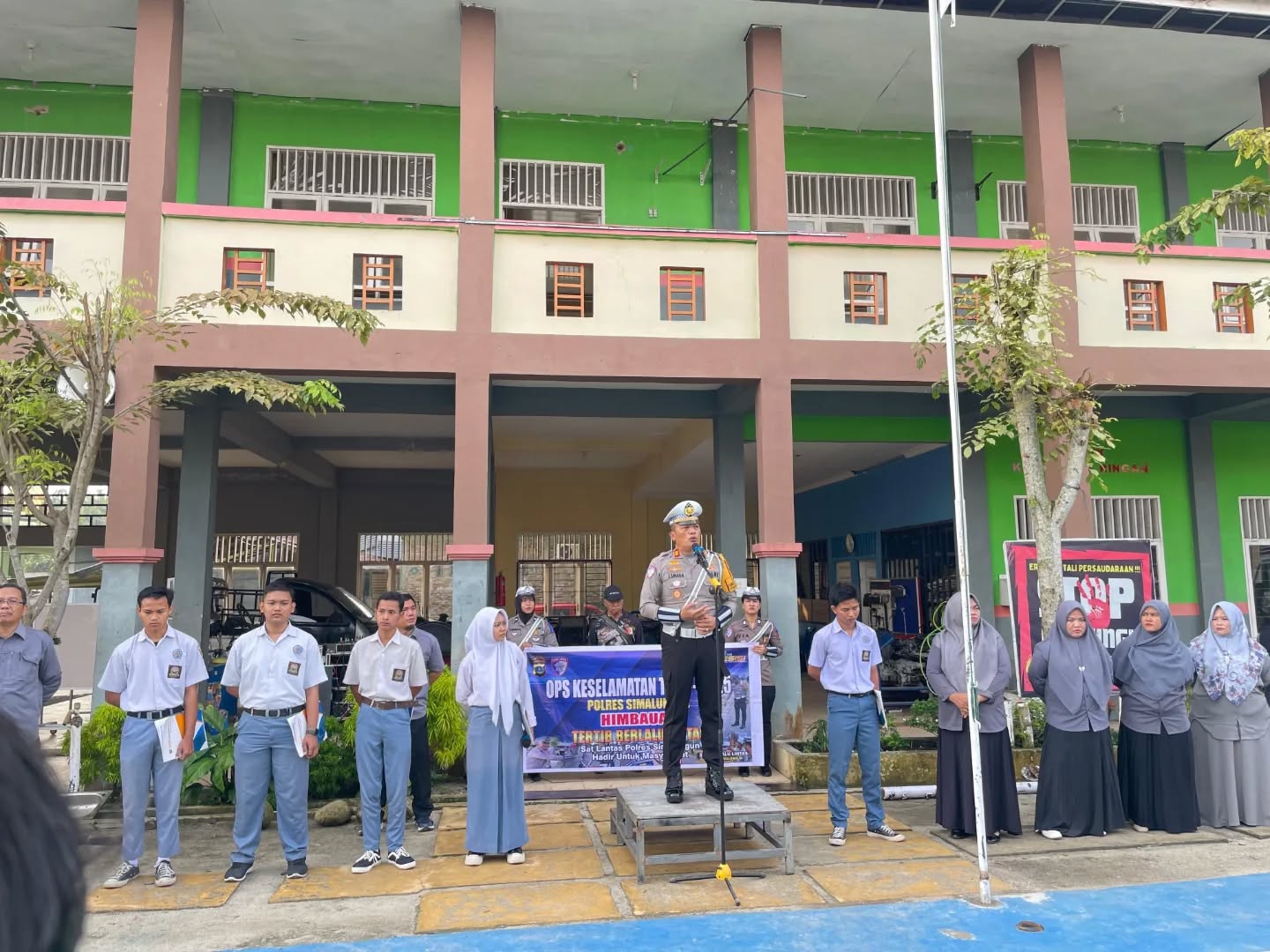 Police Goes To School: Kasat Lantas Polres Simalungun Beri Penyuluhan Tertib Lalu Lintas di SMK Swasta Satrya Budi 1 Perdagangan Police Goes To School: Kasat Lantas Polres Simalungun Beri Penyuluhan Tertib Lalu Lintas di SMK Swasta Satrya Budi 1 Perdagangan