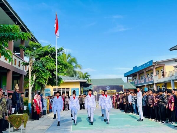 SMK Swasta Satrya Budi 1 Perdagangan Gelar Upacara Peringatan Hardiknas 2025 dengan Pakaian Adat