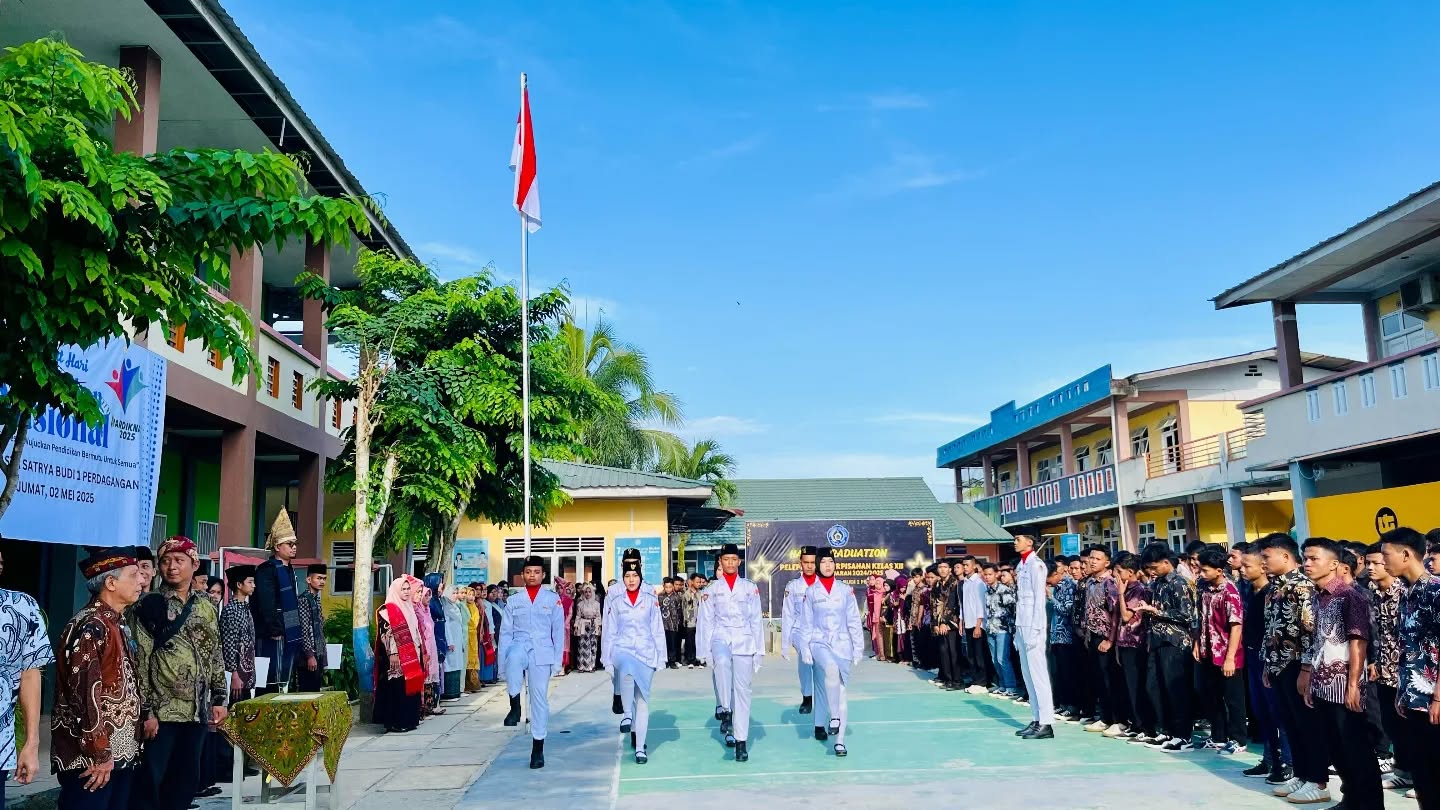 SMK Swasta Satrya Budi 1 Perdagangan Gelar Upacara Peringatan Hardiknas 2025 dengan Pakaian Adat