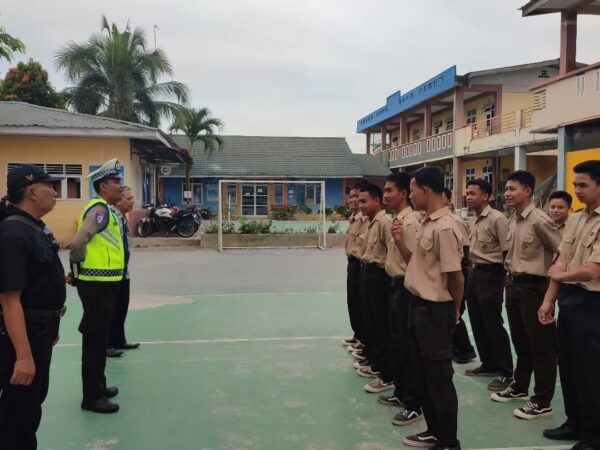 Kapos Satlantas Perdagangan Berikan Arahan kepada Anggota PKS SMK Satrya Budi 1 Perdagangan Kapos Satlantas Perdagangan Berikan Arahan kepada Anggota PKS SMK Satrya Budi 1 Perdagangan