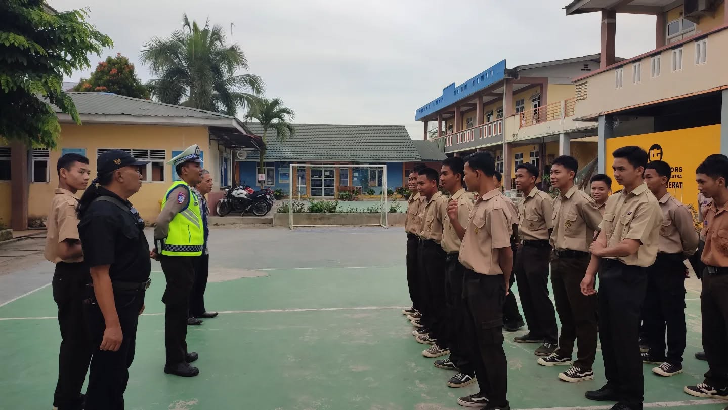 Kapos Satlantas Perdagangan Berikan Arahan kepada Anggota PKS SMK Satrya Budi 1 Perdagangan Kapos Satlantas Perdagangan Berikan Arahan kepada Anggota PKS SMK Satrya Budi 1 Perdagangan