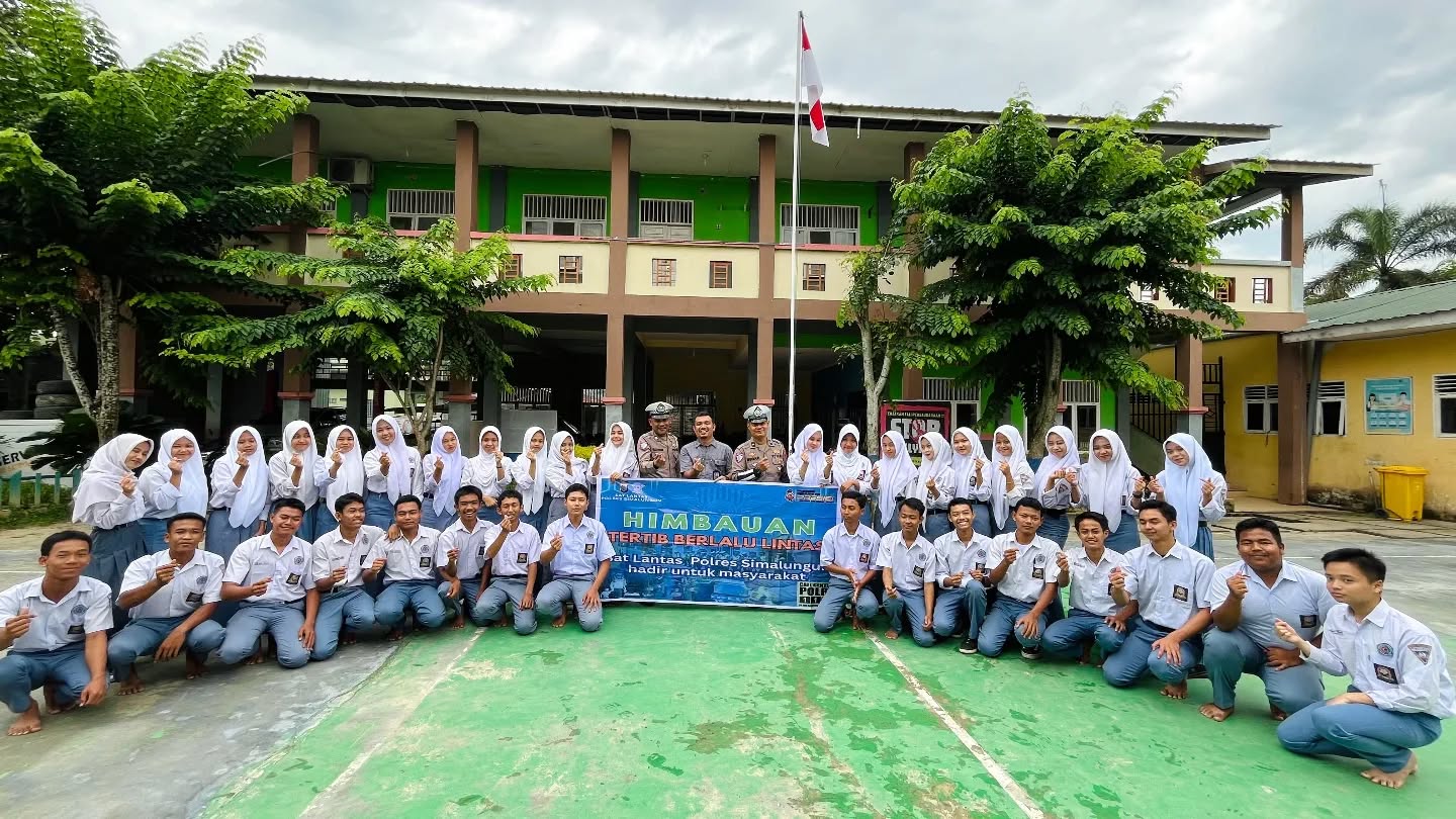 Satlantas Simalungun Gelar "Police Goes To School" di SMK Swasta Satrya Budi 1 Perdagangan Satlantas Simalungun Gelar "Police Goes To School" di SMK Swasta Satrya Budi 1 Perdagangan