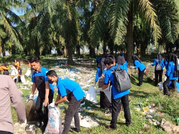 Siswa SMK Satrya Budi 1 Ikuti Aksi Bersih-Bersih Sambut Hari Lingkungan Hidup Sedunia Siswa SMK Satrya Budi 1 Ikuti Aksi Bersih-Bersih Sambut Hari Lingkungan Hidup Sedunia