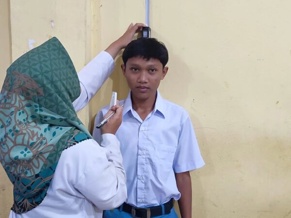 Pemeriksaan Rutin Kesehatan Siswa Kelas X oleh UPTD Puskesmas Perdagangan di SMK Swasta Satrya Budi 1 Perdagangan