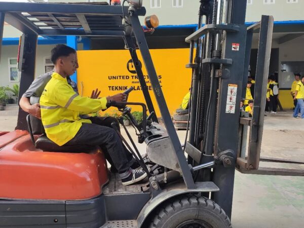 Bekali Kompetensi Dunia Kerja, Siswa Kelas X TAB SMK Satrya Budi 1 Perdagangan Praktik Operator Forklift