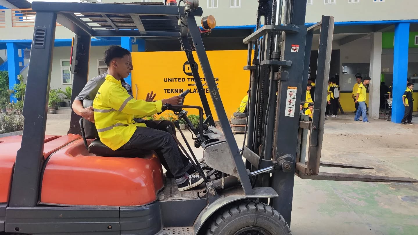 Bekali Kompetensi Dunia Kerja, Siswa Kelas X TAB SMK Satrya Budi 1 Perdagangan Praktik Operator Forklift