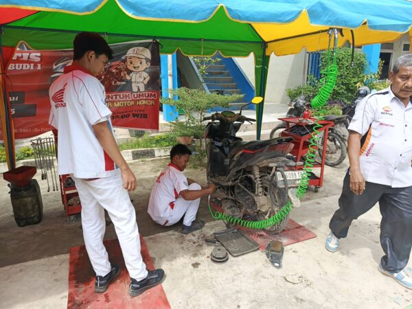 Kolaborasi Dunia Pendidikan dan Industri, SMK Satrya Budi 1 Perdagangan Gelar Service Gratis Sepeda Motor Honda Bersama AHASS